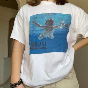 Assnygg oversize T-shirt med Nirvanas albumcover på! Storlek S (herr) sitter snyggt oversize på mig som är en S. Köparen står för frakt!