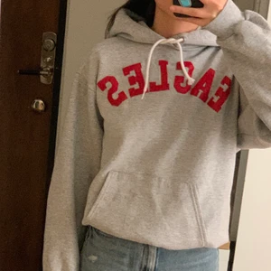 Champion hoodie - Vintage champion hoodie med texten ”EAGLES” på💛🌻  Står ingen specifik storlek, men passar lagom oversized på mig som brukar ha xs-s. Den är i använt skick och har ett litet hål på vänstra ärmen, men det går lätt att sy ihop om man vill. 