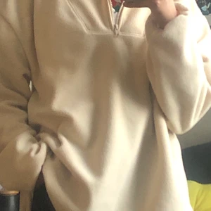 Mysig tröja - Cool mysig beige tröja som jag har köpt på Gina i stl XL men sitter perfekt på mig som har S. Lappen sitter fortfarande kvar (kostade 399)