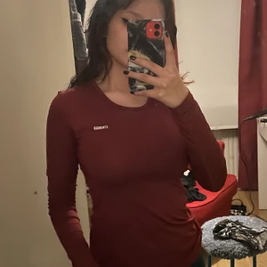 Stronger tröja - Säljer då jag inte använder den längre, slutat gilla färgen. Har använt den kanske 3/4 gånger men det är inget fel på den. Den har mesch på båda sidorna och ränderna är på vänstra armen. Köpte den på stronger för 399kr