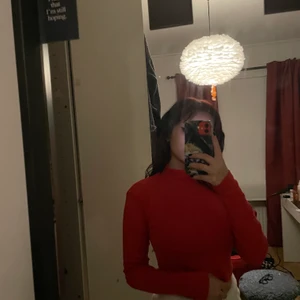 Röd topp - Den är croppad så den går över navel. Tyget är rätt stretchigt och den har en liten polo hals. Använder den inte så jag säljer den istället så den kan användas av nån 