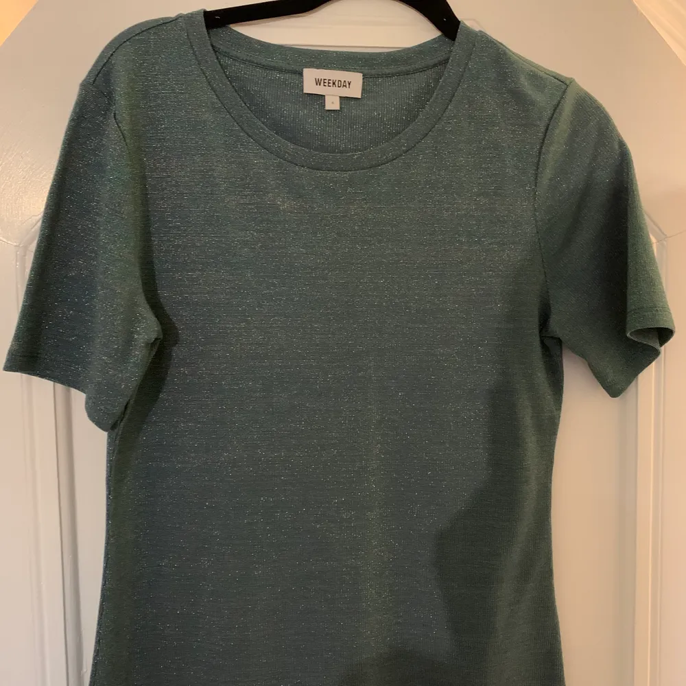 Säljer denna superfina oanvända blå-glittriga tshirt från Weekday🌟 Storlek: S men passar även M . T-shirts.