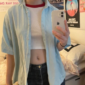 Blå skjorta - Ljusblå skjorta i storlek m, köpt second hand. Så fin färg, funkar att ha som den är eller över en topp. Möts upp i Stockholm annars betalar köpare frakt. 