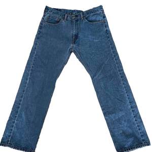 Levis 505 är ett par vintage jeans med relaxed fit. Storleken är 33x30. Bud från 250kr (bud ökar med 50kr)