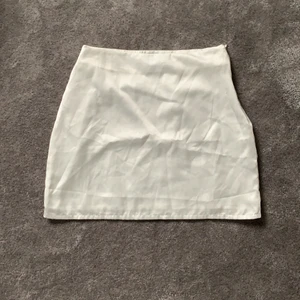 Linn Ahlborg kjol - Säljer denna vita kjolen ifrån Linn Ahlborgs kollektion med Na-Kd, väldigt fint då den är oanvänd och med diskret dragkedja . I storlek 38 men passar min som har 36 också. 