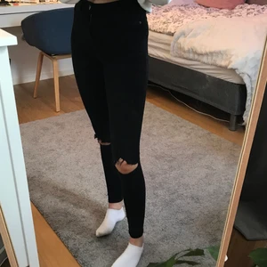 svarta skinny jeans strl XS - stretchiga sköna jeans, egna klippta hål på knän, finns även ett litet hål på bakficka. Bara att höra av sig efter fler bilder💕