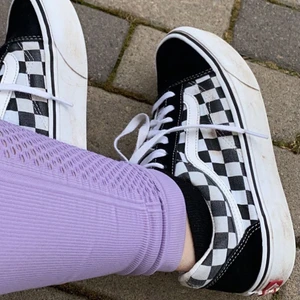 Vans - Säljer nu mina älskade äkta vans, använda ett par gånger men är i ett väldigt bra skick!💞 Nypris cirka 900kr 💞 Säljer pga att jag inte använder de längre, om ni har några frågor är de bara att skriva, kram 🥰 (Frakten är intränad i priset)