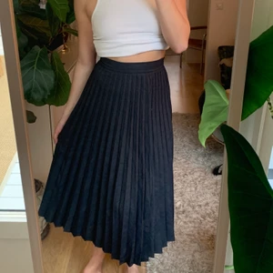 Blå / jeans färgad kjol från Zara 💙 - Blå / jeans färgad kjol från Zara 💙.                   Storlek: XS passar en S Startpris: 80kr, Skriv buden till mig privat eller kommentera på bilden! Buda med minst 10kr varje gång ✨ Köpare står för frakten 