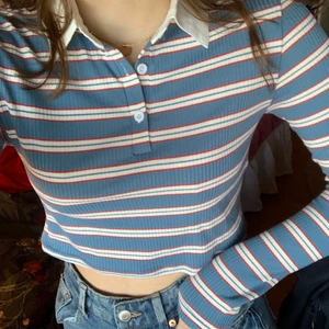 Blå/vit/röd randig tröja med krage - Så söt till våren! Passar flera storlekar eftersom den är stretchig. 