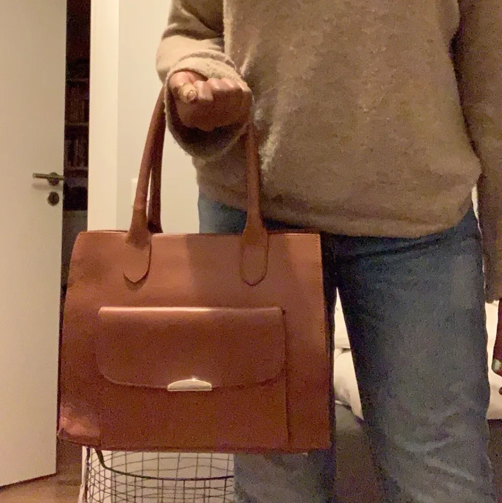 En fin liten brun handväska från Don Donna. De är lite sliten runt kanter men om man undrar för fler bilder är det bara att höra av sig :). Väskor.