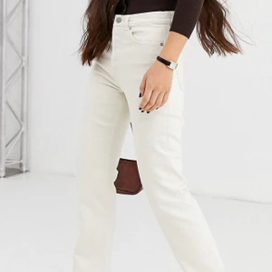 & other stories jeans - Naturvita, nästan beiga jeans från @ other stories med fin slits! Väldigt fina och sparsamt använda. Kan såklart skicka fler bilder på mig själv. Storlek 27. Nypris 800kr, säljer för 300 ❤️