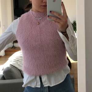 Stickad väst - Ljusrosa stickad väst från zara, går även att använda som linne, inte polo men ganska hög i kragen, storlek L men passar mig som brukar ha S