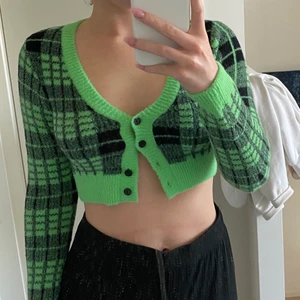 Croppad rutig kofta  - En skitcool grön och svart rutig kofta från Bershka i storlek S. Säljer för den tyvärr aldrig kommit till användning. 