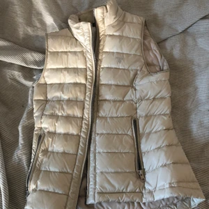 Gant väst  - Beige väst från Gant. Använd fåtal gånger så i väldigt fint skick fortfarande. 