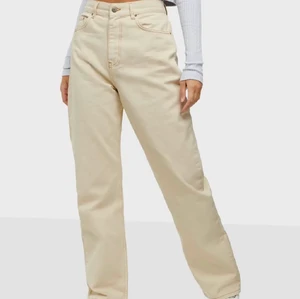 Jeans - Säljer dessa sååå snygga jeans från Nelly pga att de är lite för stora på mig som bär strl 32.  Dom är aldrig använda och nypriset är 599. Strl 34 men skulle tro att de passar en mindre 36 också! De är beiga med lite mörkare sömmar (kolla bild 3) . Budgivning från 200 eller köp direkt för 230 + frakt✨ kontakta mig privat vid minsta fundering! Skickar såklart fler bilder vid intresse!💕 (bilderna är lånade)
