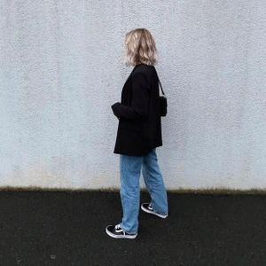 90’s high waist jeans  - Säljer dessa ”90’s high waist jeans” från Gina 🤎