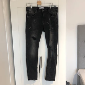 Jeans - Snygga jeans med schysst design. Strlk 32/32