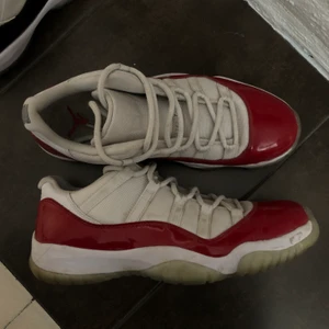 Jordan 11 low cherry - Jordan 11 low cherry - us10 (passar 43-44 imo) - 7/10
