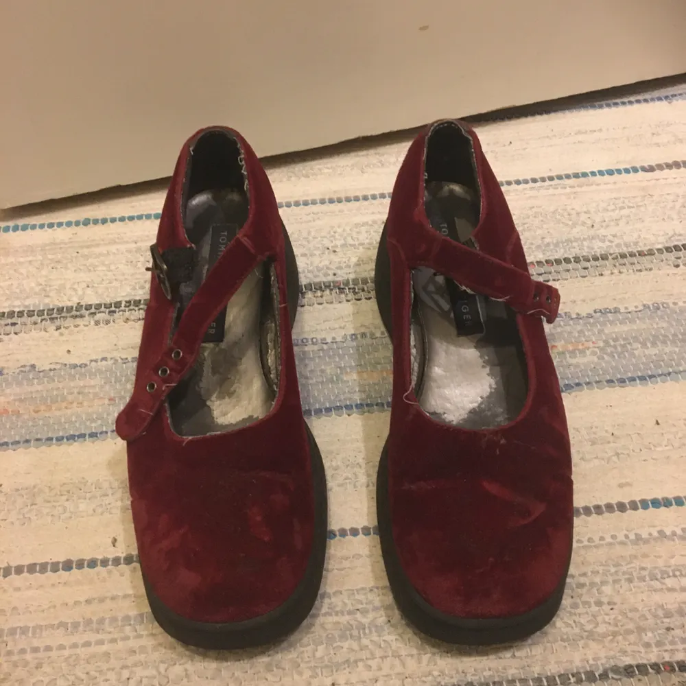 Superfina sandaler i röd sammet från tommy hilfiger. Inköpta second hand i london. Har en platå och är i en chunky modell.. Skor.