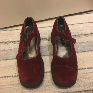 Superfina sandaler i röd sammet från tommy hilfiger. Inköpta second hand i london. Har en platå och är i en chunky modell.