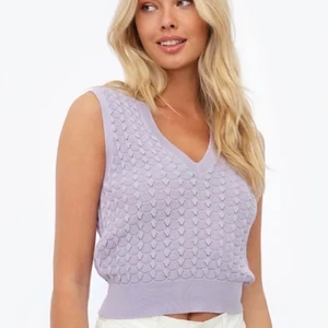 LILA VÄST - Säljer denna jättefina lila väst eftersom den inte kommer till användning. Köpare står för frakt💕