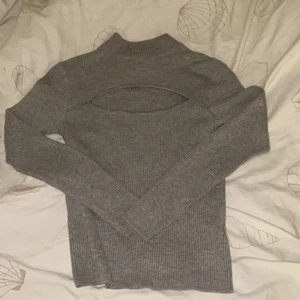 Långärmad tröja från HM - Fin grå långärmad tröja. Använd endast fåtal gånger