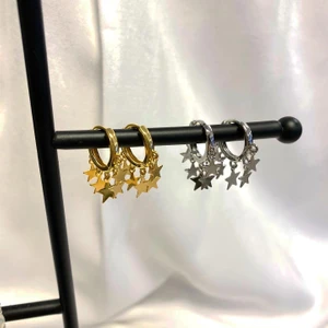 Örhängen stjärnor  - Supersnygga örhängen med hängande stjärnor, priset är 79kr/st! Mer finns hos @tinsel.uf på instagram! 🤩 ❗️silver slut❗️