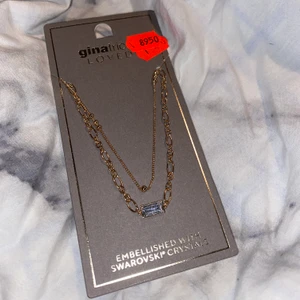 Halsband  - Ej använd  Ett fint halsband i färgat guld med fina detaljer