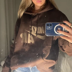 Nike hoodie - Säljer denna vintage Nike hoodien som är svin snygg och jätte gosig, buda från 300💕💕💕 den är oversized jag har storlek xs-s men den passar även min storebror som har L