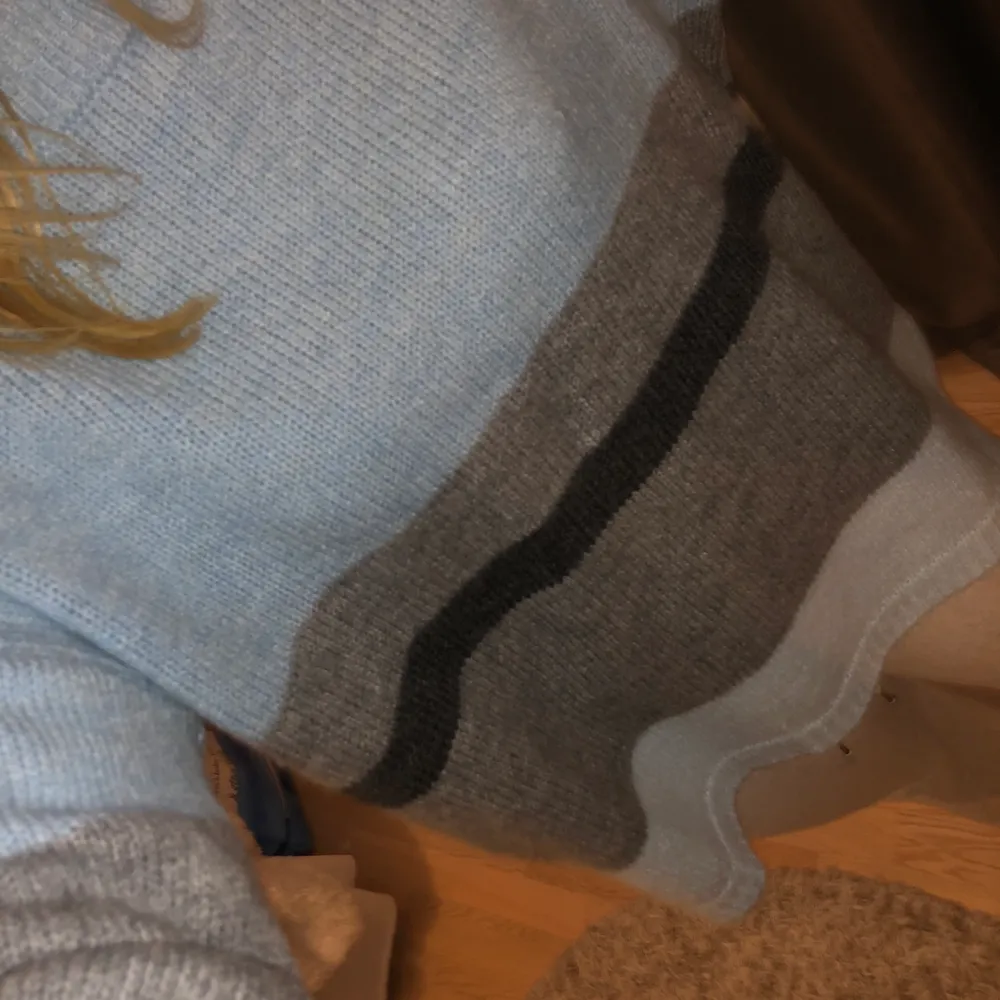 Super mysig oversized tröja, ljusblå med grå ränder💙 Kommer aldrig till användning! XS men passar nog alla! (Köpare står för frakt!). Stickat.