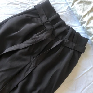 🌸 Kostymbyxor 🌸 - Oanvända kostymbyxor från BikBok. Står storlek XS. Men tycker dom är stora i storlek. Nypris 499 🌸