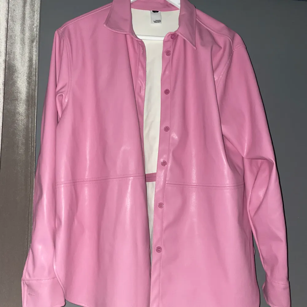 Säljer min fina läder jacka i den perfekta rosa färgen, säljer den pga att den tyvärr inte kommer till använding🥰använd 1 gång . Jackor.