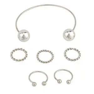 Så fint set från nätet😻 De är nya , säljer för att det är inte riktigt min stil 💁🏻‍♀️🤭  Material: metall  Pris: tre små ringar för 15kr, två ringar med ball för 20kr , bracelet för 20kr. Hela set 6st för 50kr  Skickas med post (då köparen står för frakt) eller kan mötas upp📦📤  Kan skicka fler bilder vid intresse! 