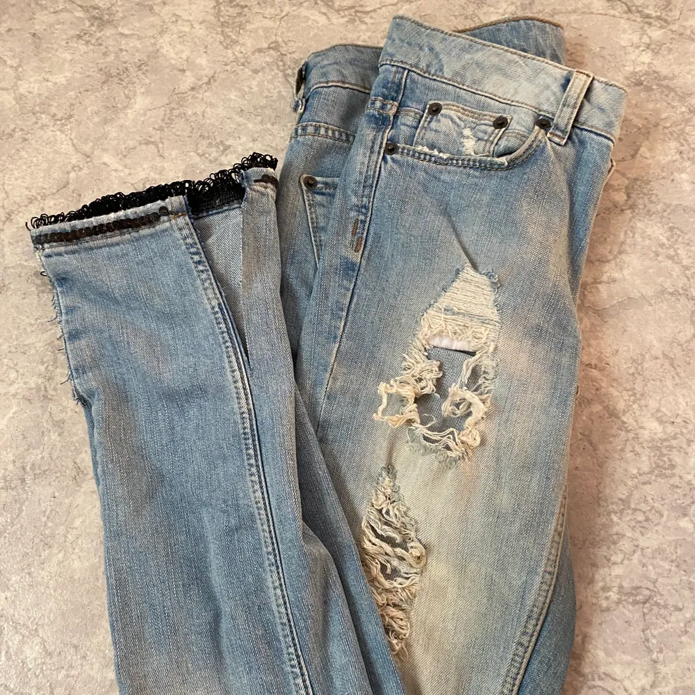 Ripped jeans med splits och kant med paljetter. Storlek 24/25. Lagerrensning, samfraktar om man vinner fler budgivningar 💜. Jeans & Byxor.