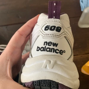 New balance skor - Ett par knappt använda new balance skor i storlek 38, det är i superfint skick och skulle säga att de är använda Max 7-8 gånger. 