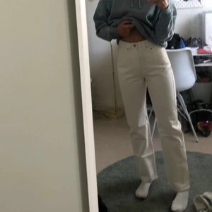 Benvita jeans! - Benvita jeans från weekday i modellen rowe🤍 köpta i somras och knappt använda. Perfekt passform! Nypris:500kr