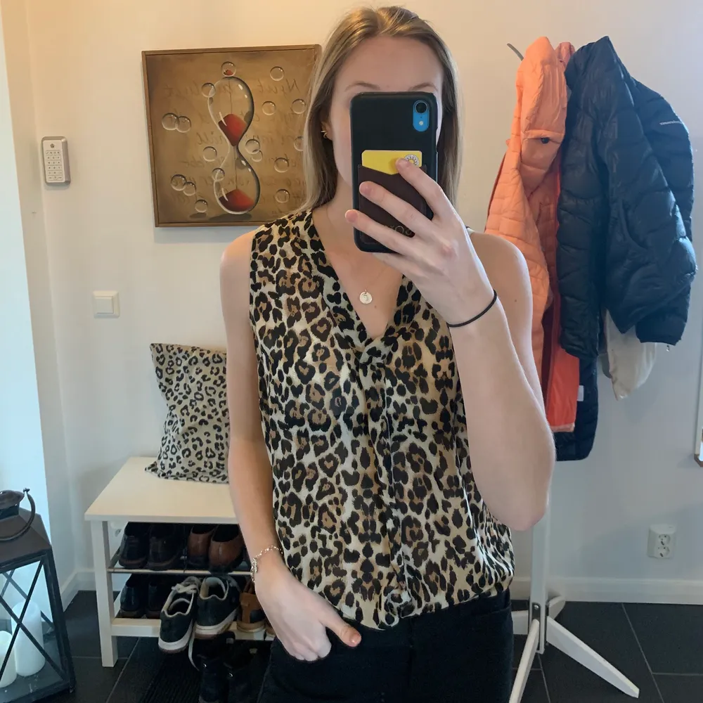 Leopard topp ifrån Gina tricot, storlek S. Kommer tyvärr inte till användning längre. Frakt tillkommer.  . Toppar.