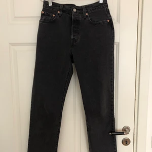 Coola Lewis jeans med unik detalj - Jag säljer de här byxorna för de aldrig kommer till användning. De är oanvända och köptes för 800kr i en Lewis butik. De är sanna storleken och är i momfit, kan vara ankelkorta. Fraktas ändats och pris är diskuterbart