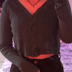 Grön croppad cardigan - Supersöt croppad cardigan från Brandy Melville!! pris går att diskutera, pris på frakt tillkommer.