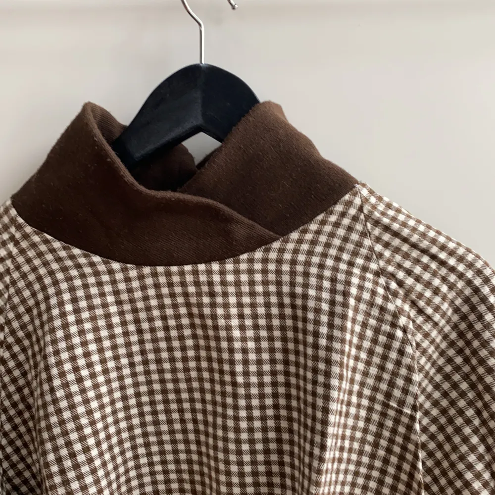 Så så fin tröja! Brun rutig och fin krage😍 Måste rensa kläder :(. Tröjor & Koftor.