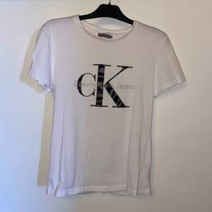 Vit T-Shirt från Calvin Klein i storlek M. Använd fåtal gånger och i mycket bra kvalité. Säljes pga lite för lång för mig. 