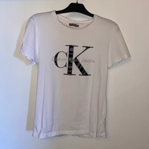 Calvin Klein T-Shirt storlek M  - Vit T-Shirt från Calvin Klein i storlek M. Använd fåtal gånger och i mycket bra kvalité. Säljes pga lite för lång för mig. 