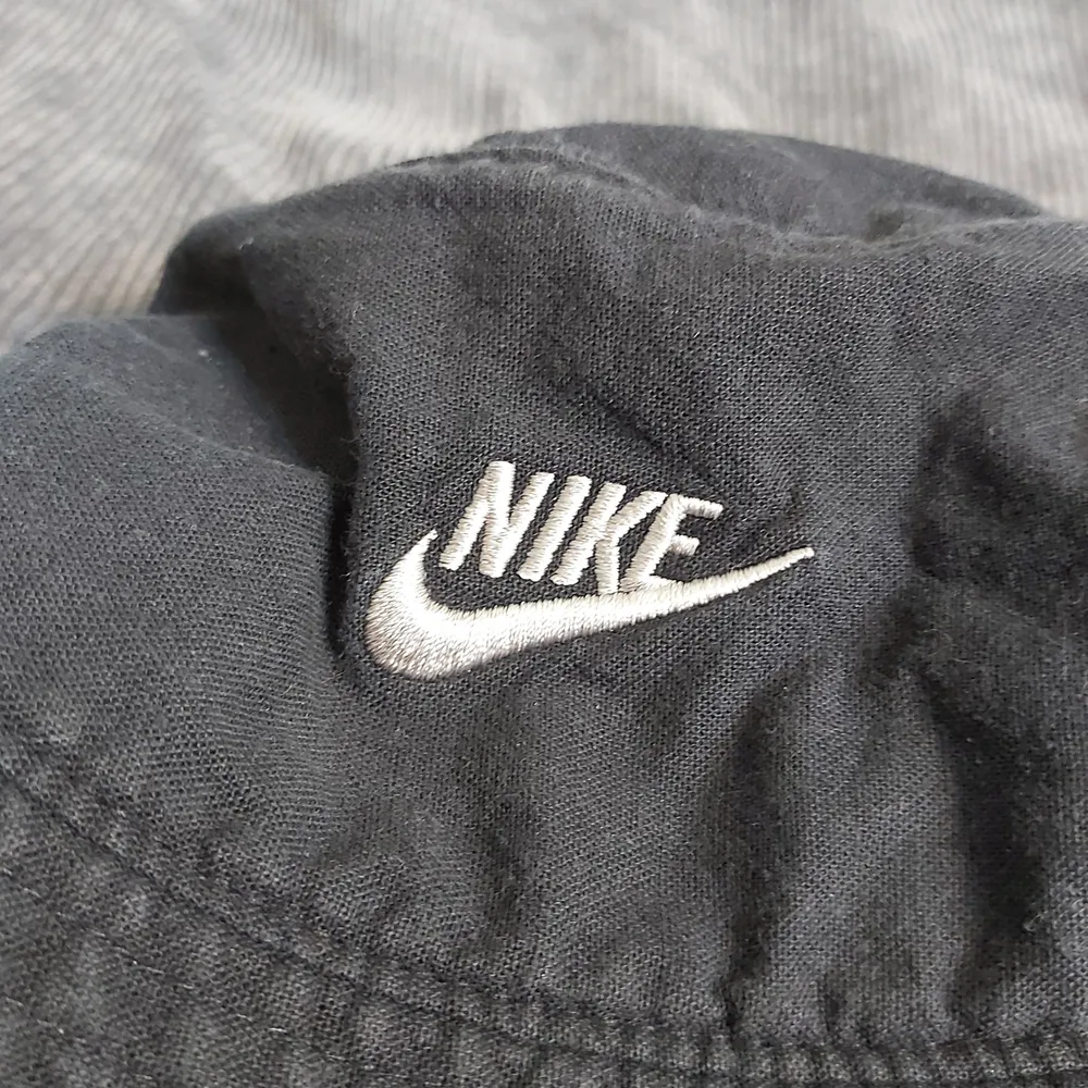 Snygg buckethat från Nike som tyvärr blivit för liten. Är ca 55 cm runtom. Är i en mörktblå/grå, lite urtvättad färg.. Accessoarer.