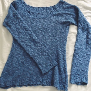 Blå stickad Off the shoulder tröja - En ljusblå stickad tröja, säljer då den inte kommer till användning. Vet inte riktigt vart den kommer ifrån då det inte var jag som köpte den. Väldigt lite använd men jag har haft den ett tag. Bara legat i garderoben. Vill man ändra frakten till inte spårbar så går det.