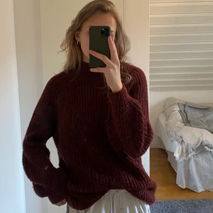 Stickad tröja  - Mysig stickad tröja från & Other stories i storlek Small. Använd ett fåtal gånger, köparen står för frakt, hör av er för fler frågor✨