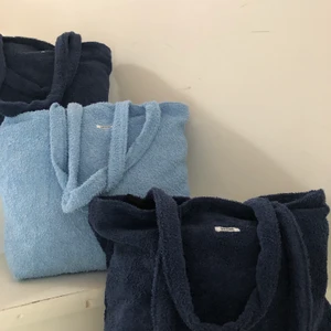 Blåa tote bag - Säljer mina handsydda tote bags🥰 syr nytt väldigt ofta men släppte precis detta blåa droppet💙💙 finns mer på instagram  @bernhbernh 