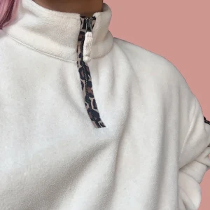 Fleecetröja  - Fleecetröja som inte kommer till användning. dragskon är lite trasig (bild 3)