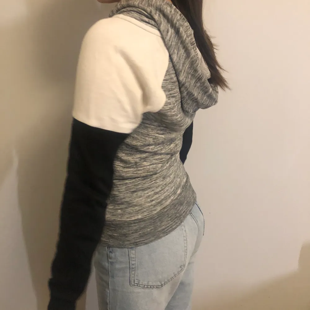 Skitsnygg Victoria’s secret PINK zip hoodie i lite tunnare material perfekt nu till våren, originellt plagg köpt i butiken i London och tröjan är i gott skick, jag på bilden är en storlek S så den funkar på många storlekar. Bara att höra av sig vid frågor!. Neuletakit & Villapaidat.