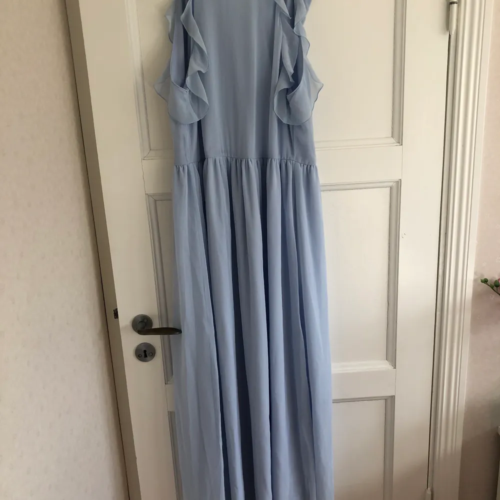 Helt oanvänd ljusblå balklänning ifrån H&M. Den är i storlek 40 men väldigt liten för mig som vanligtvis bär 38. Fraktar spårbart.. Klänningar.
