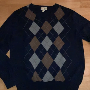 ARGYLE STYLE BLUE SWEATER - Mysig tröja! Cirka storlek M, passar även mindre och större.                                                            MEDDELA FÖR TRY-ON BILDER! KAN EVENTUELLT MÖTAS I STHLM. FRAKT CIRKA 65kr, RABATT OM DU KÖPER FLERA VAROR. PRIS KAN DISKUTERAS <3